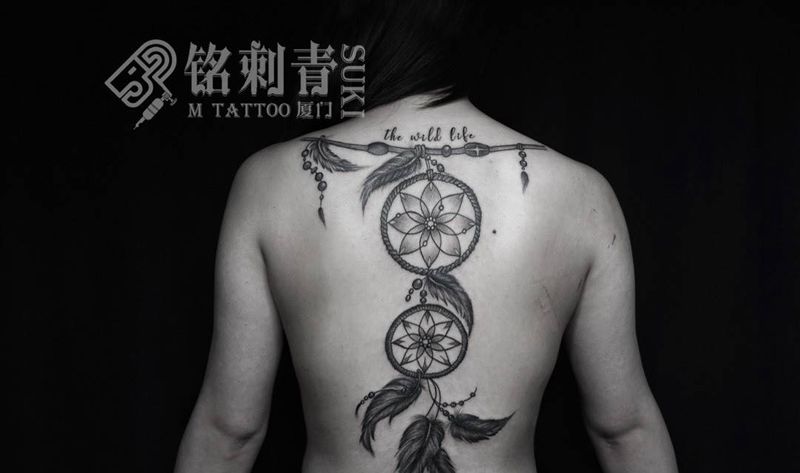 满背捕梦网纹身图片