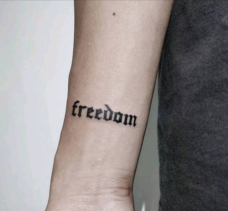 英文字母 哥特纹身图片_手臂哥特字英文字母纹身图案