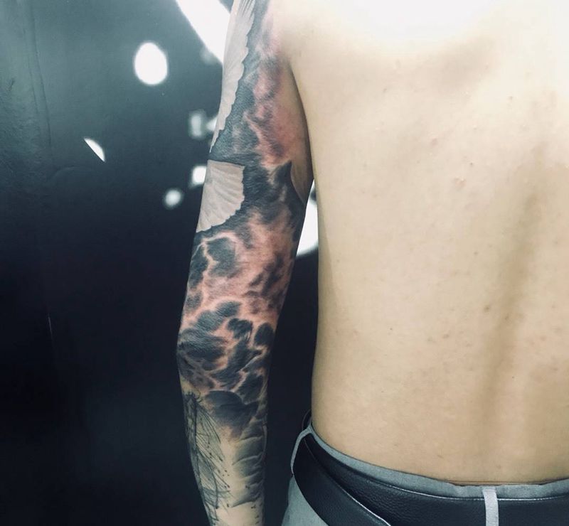 大臂鸽子未完成纹身图片