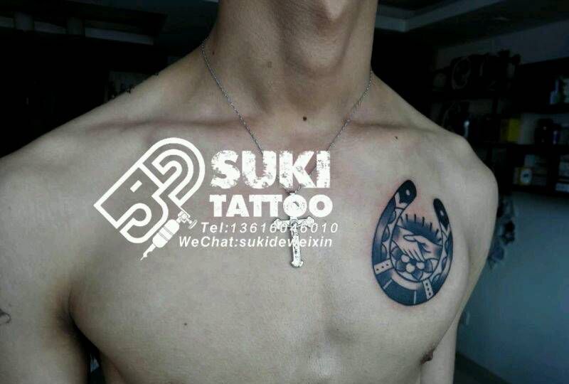 幸运马蹄铁纹身图片_胸部欧美图腾纹身图案