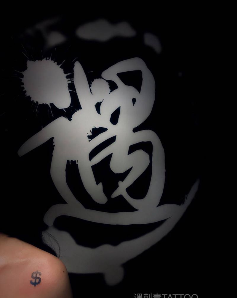 肩膀 标志纹身图片