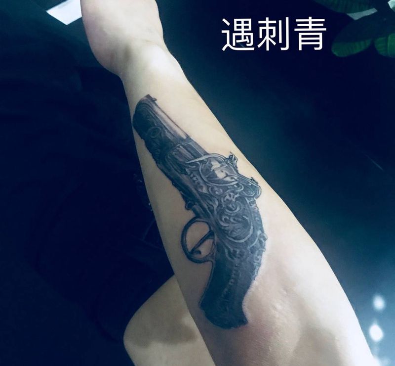 手枪。小臂纹身图片
