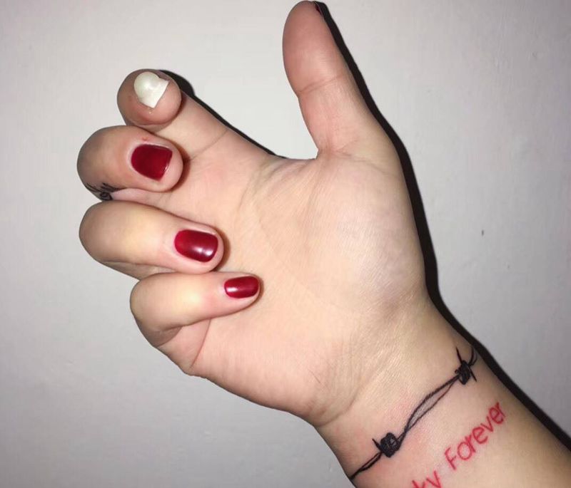 荆棘手环加小英文纹身图片