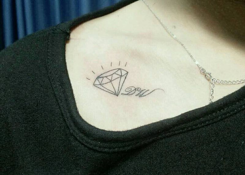 锁骨小清新钻石纹身图片_肩部欧美清新几何字符情侣原创成品纹身图案