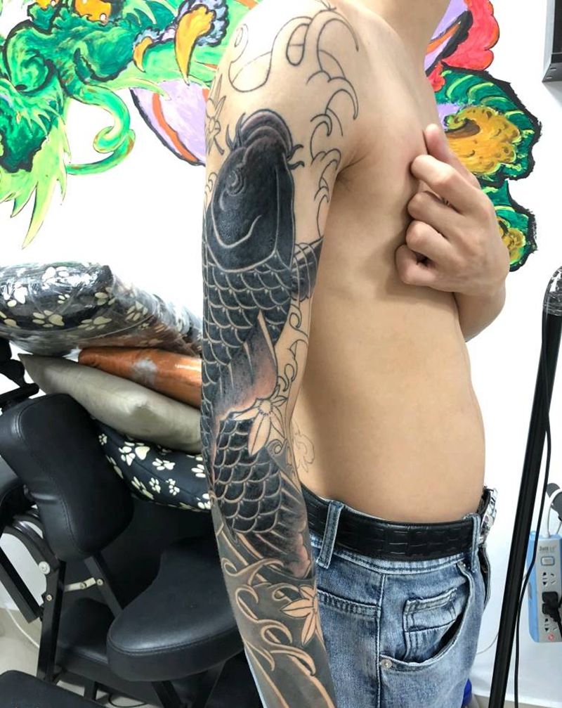 老传统鲤鱼未完成纹身图片_手臂老传统纹身图案