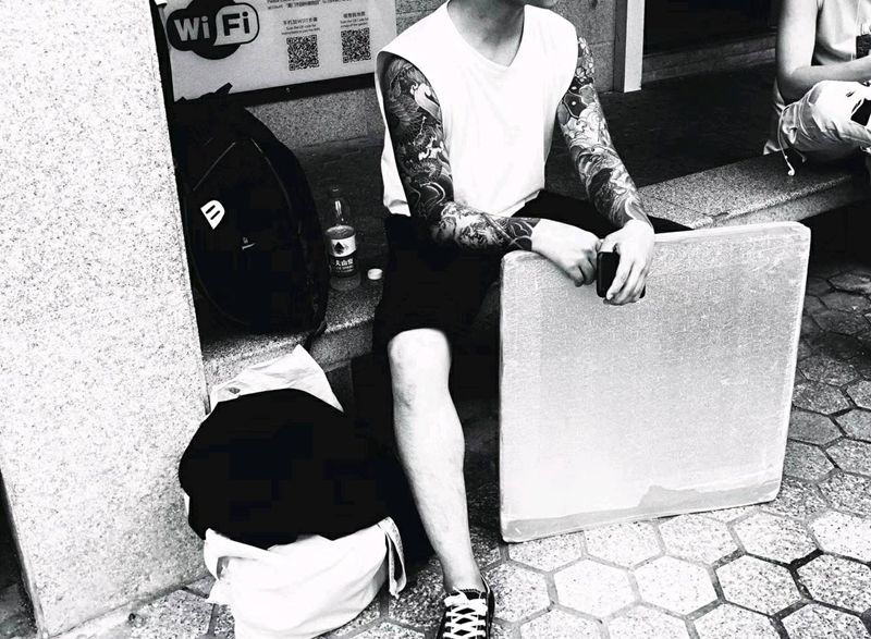 双花臂摄影师纹身图片_手臂胸部老传统纹身图案