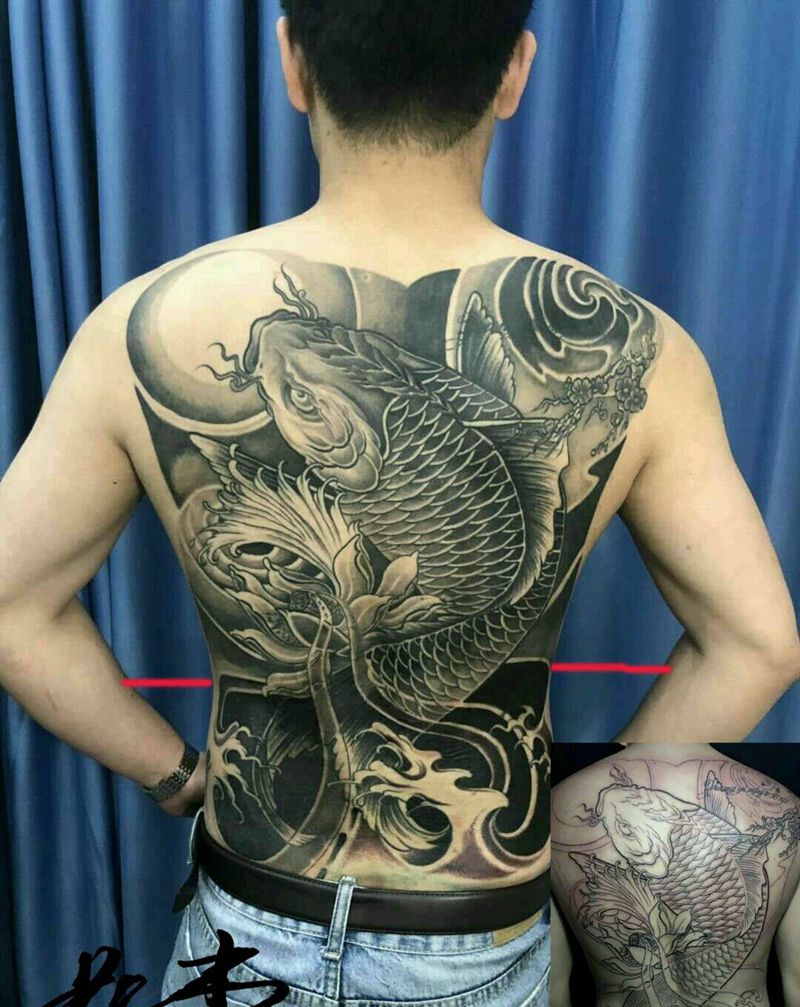 满背鲤鱼完成纹身图片_背部老传统鲤鱼纹身图案