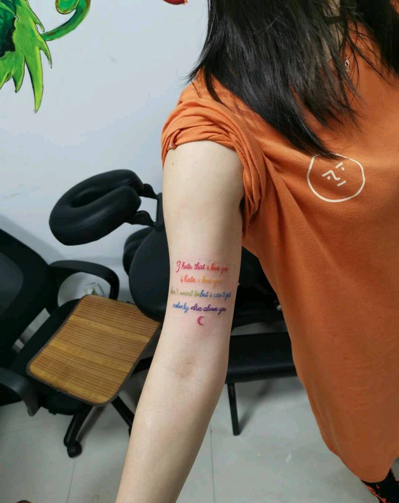 彩色渐变英文纹身图片_手臂花体字纹身图案