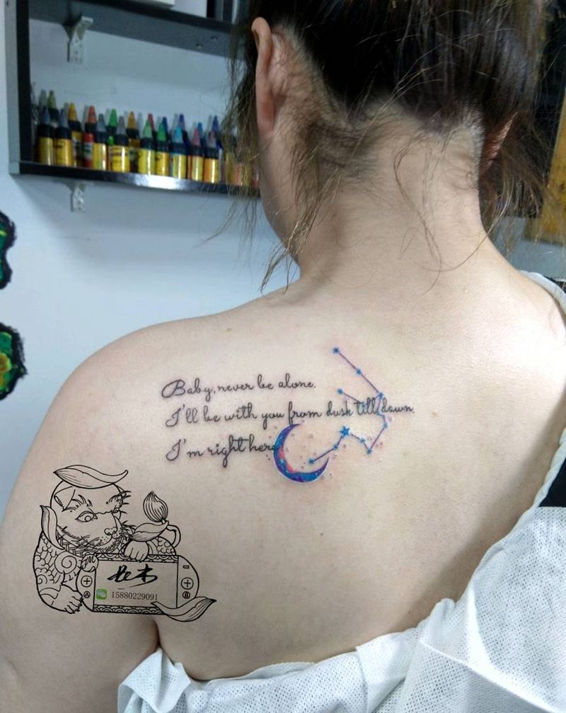 小图纹身图片_肩部花体字水彩纹身图案