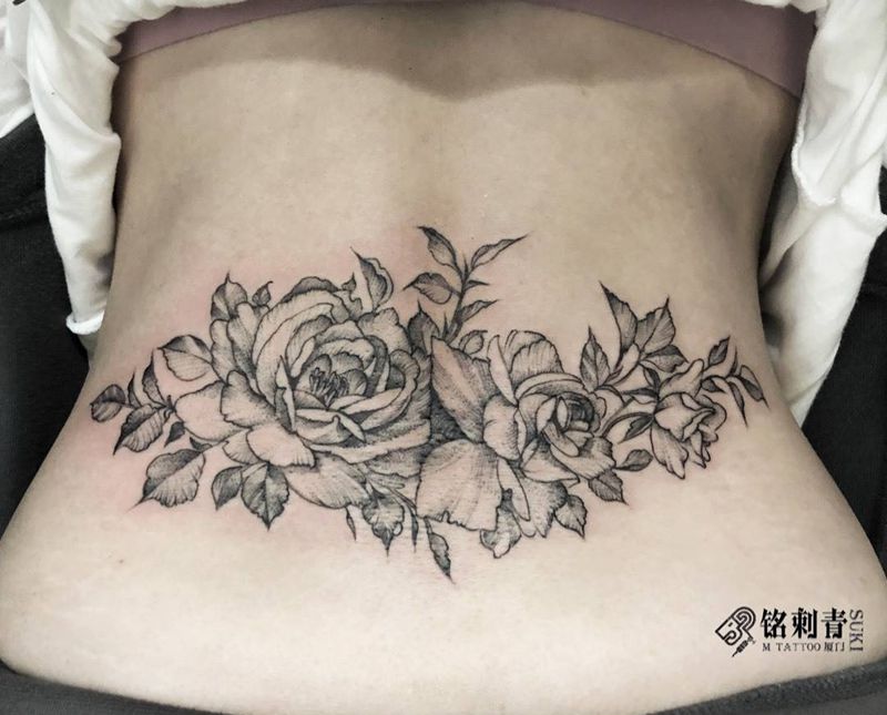 素描花卉纹身图片_腰部纹身图案
