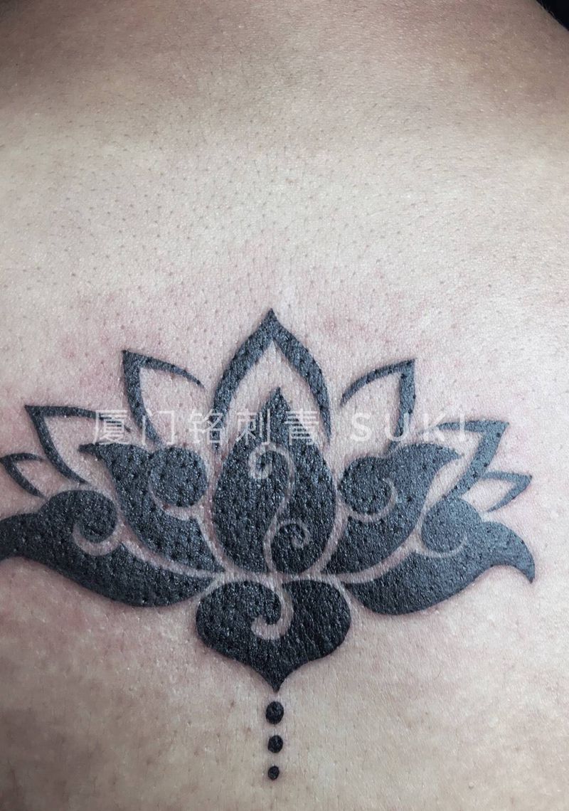 图腾莲花纹身图片