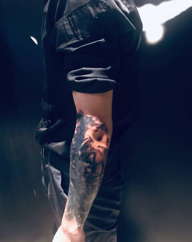 小臂遮盖水墨武士未完成纹身图片