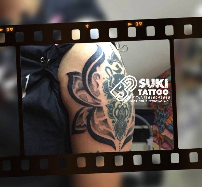 旧图腾设计增加点刺荷花纹身图片_成品手部手臂欧美植物纹身图案