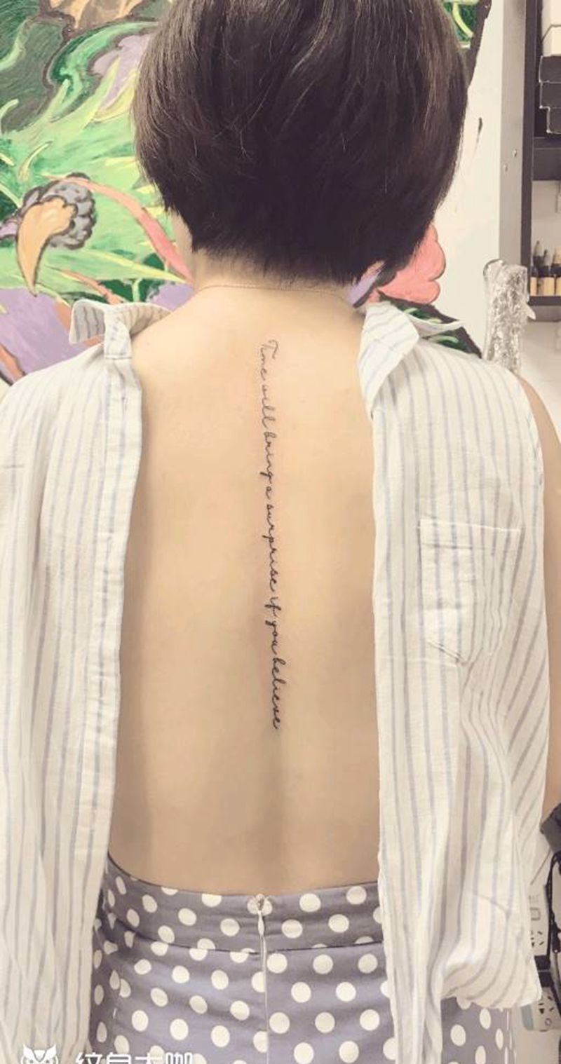 脊椎英文纹身图片_背部花体字纹身图案
