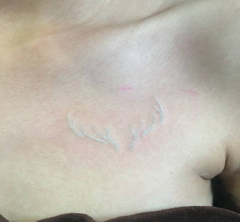 白色鹿角纹身图片_成品胸部欧美清新动物纹身图案