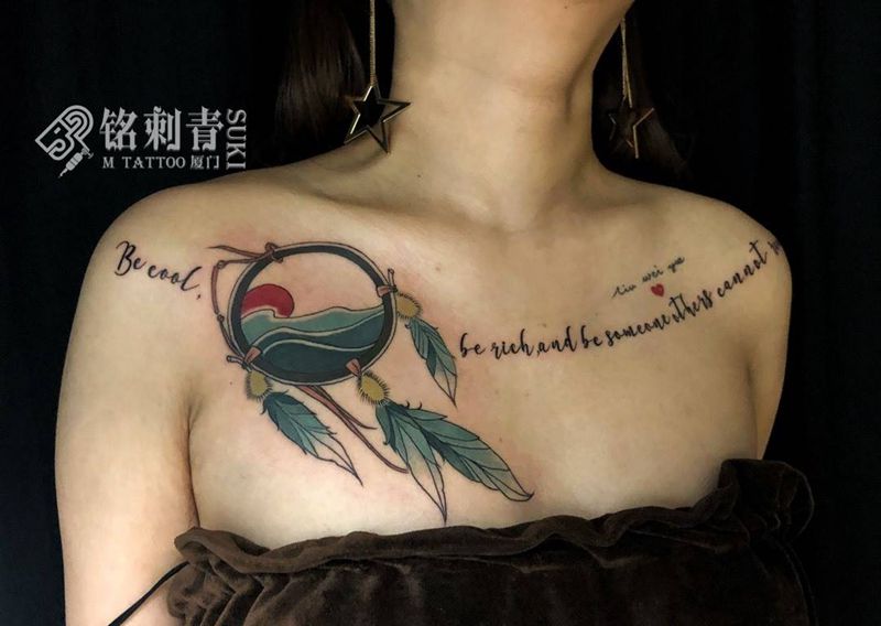 捕梦网➕英文 花胸纹身图片_胸部Old School纹身图案