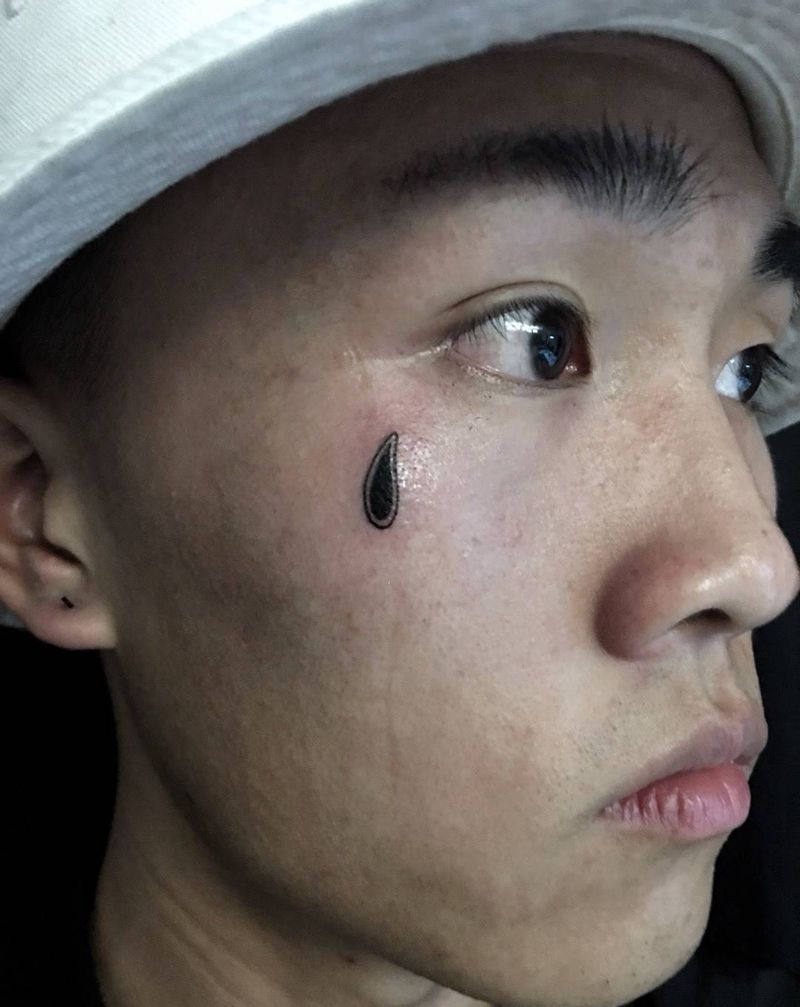 滑板少年的泪纹身图片