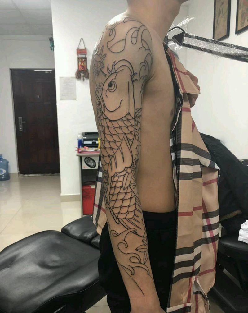老传统鲤鱼花臂，线条纹身图片_手臂老传统鲤鱼纹身图案