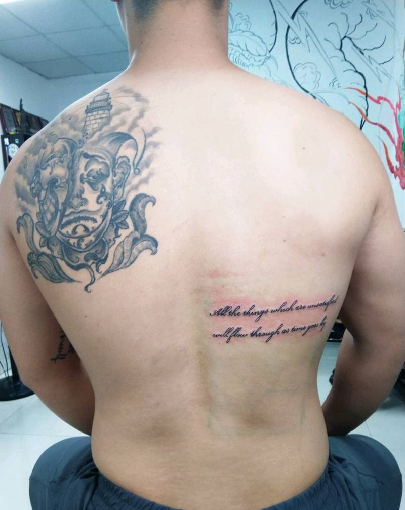 老客人加个小英文纹身图片_背部花体字纹身图案