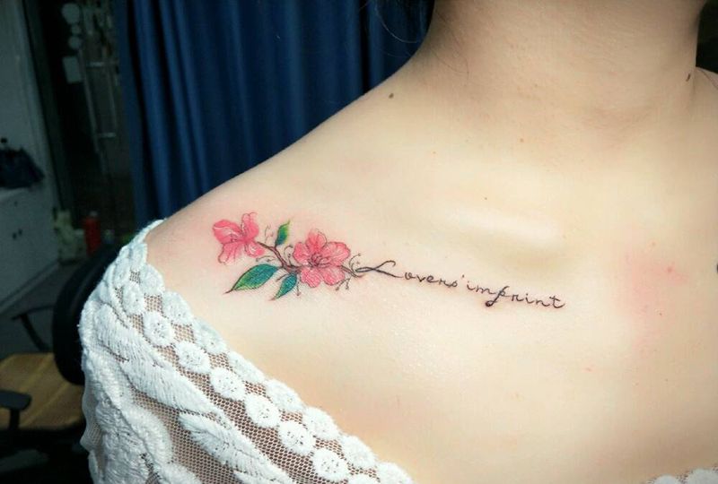 锁骨英文小花小清新纹身图片_肩部胸部欧美清新字符植物静物原创成品纹身图案