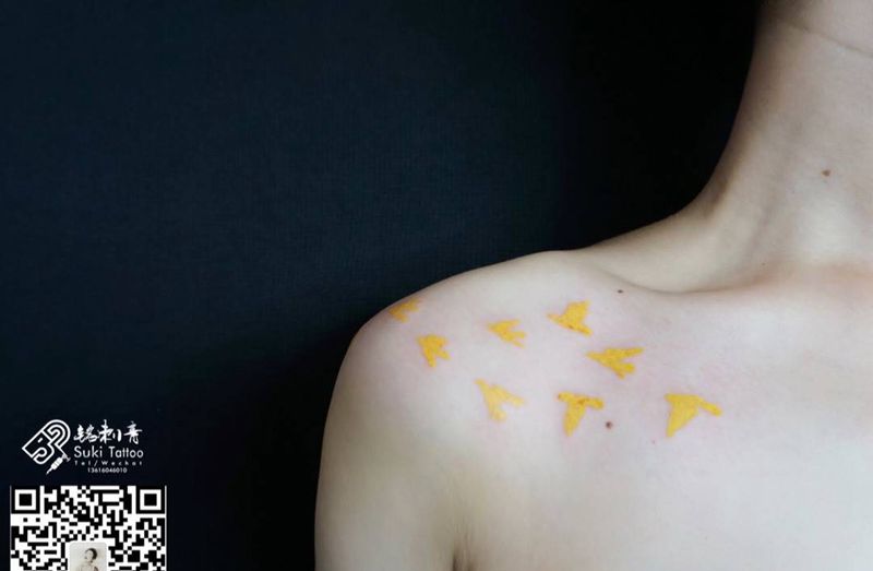她喜欢明黄色的小鸟纹身图片