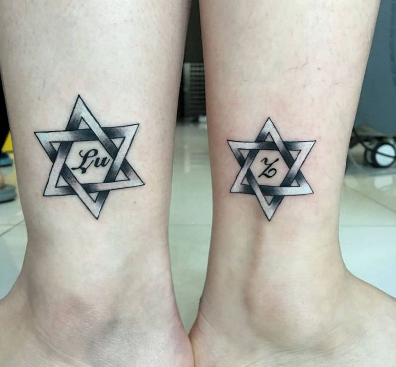 闺蜜纹身六芒星纹身图片_成品腿部欧美清新纹身图案