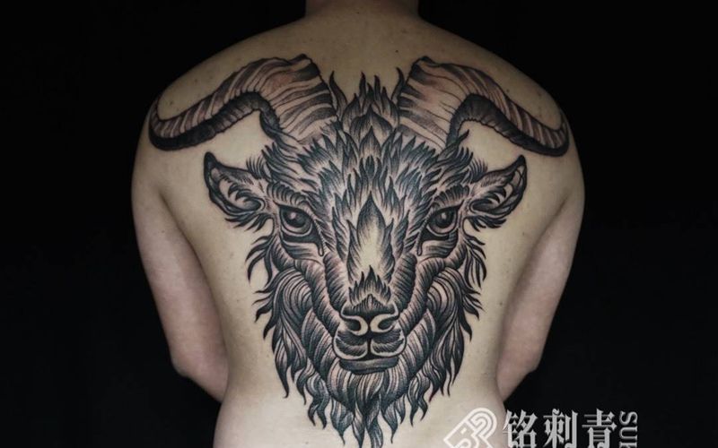 欧美暗黑公羊头纹身图片_背部Old School纹身图案