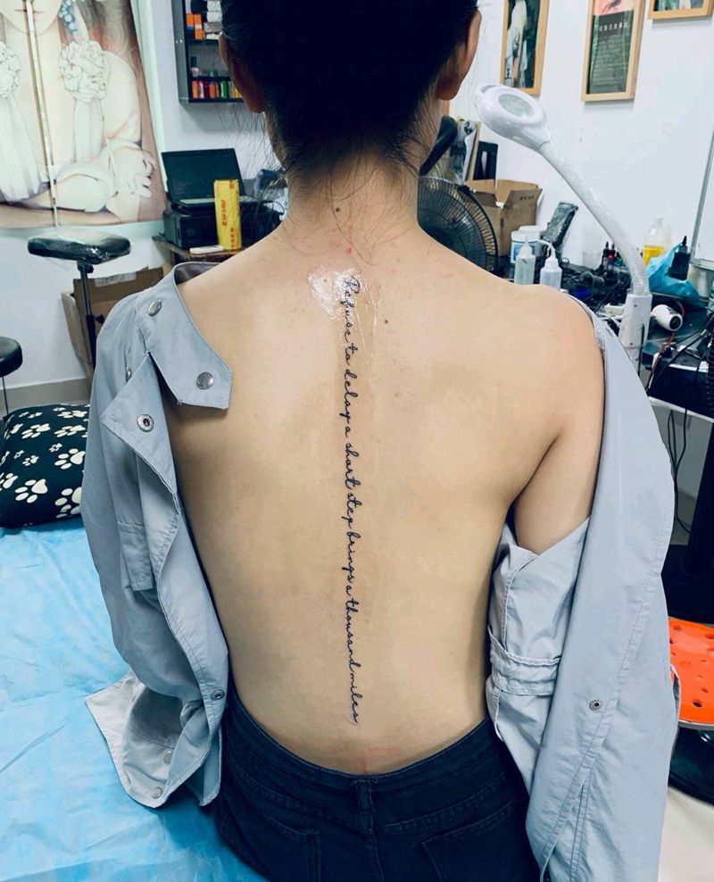脊椎英文纹身图片_背部花体字纹身图案