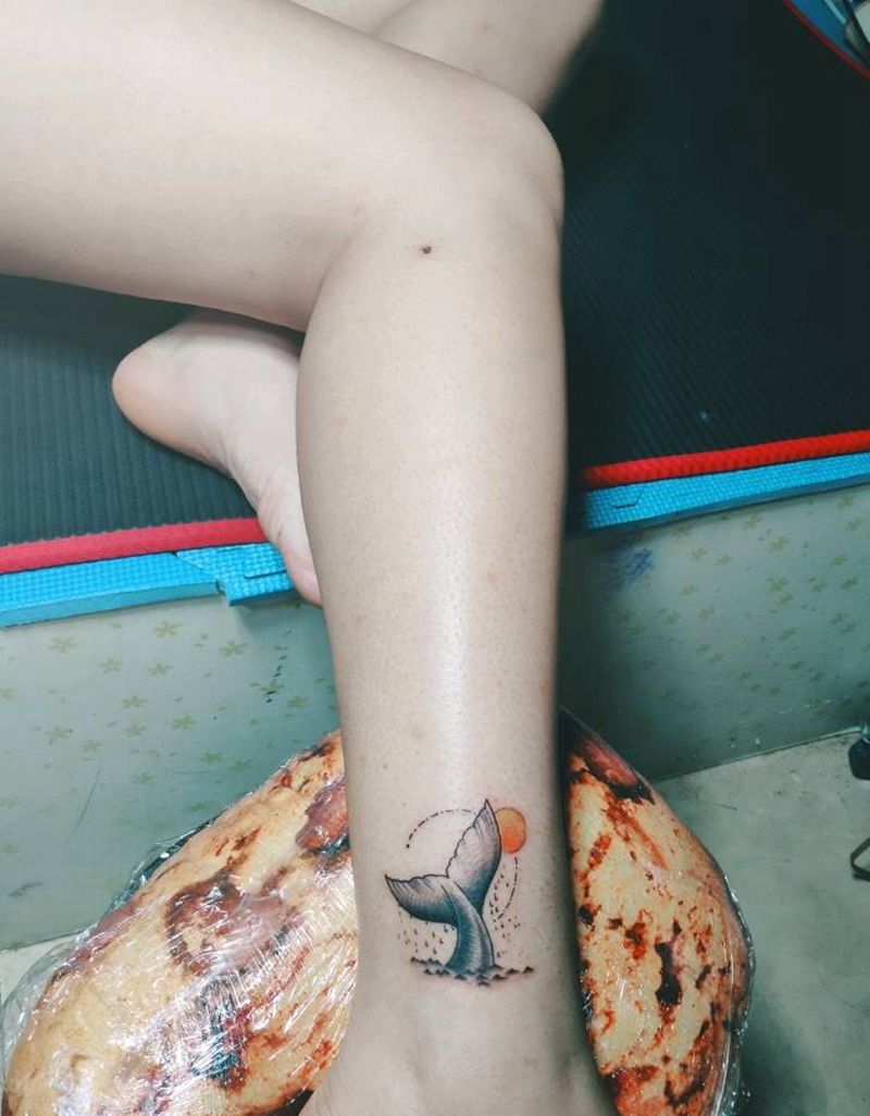 鲸鱼尾纹身图片_脚部清新动物成品纹身图案