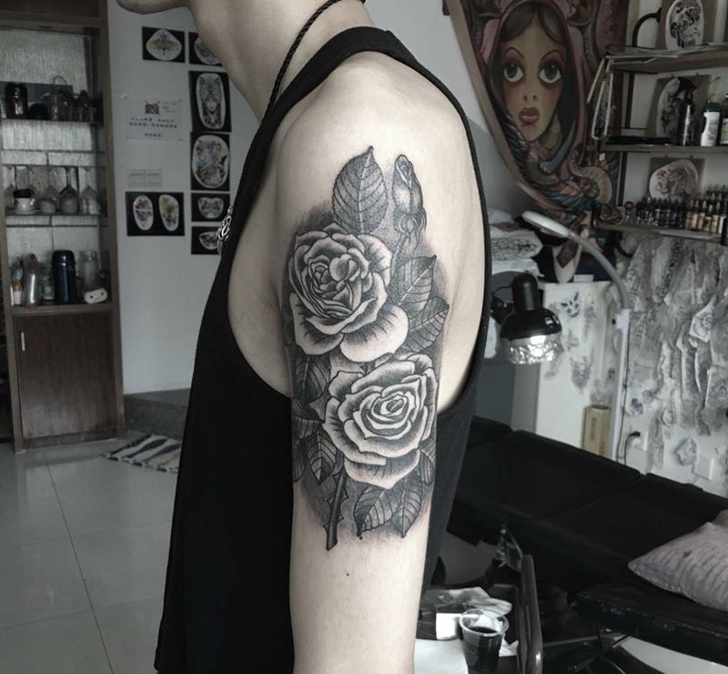 黑灰玫瑰纹身图片