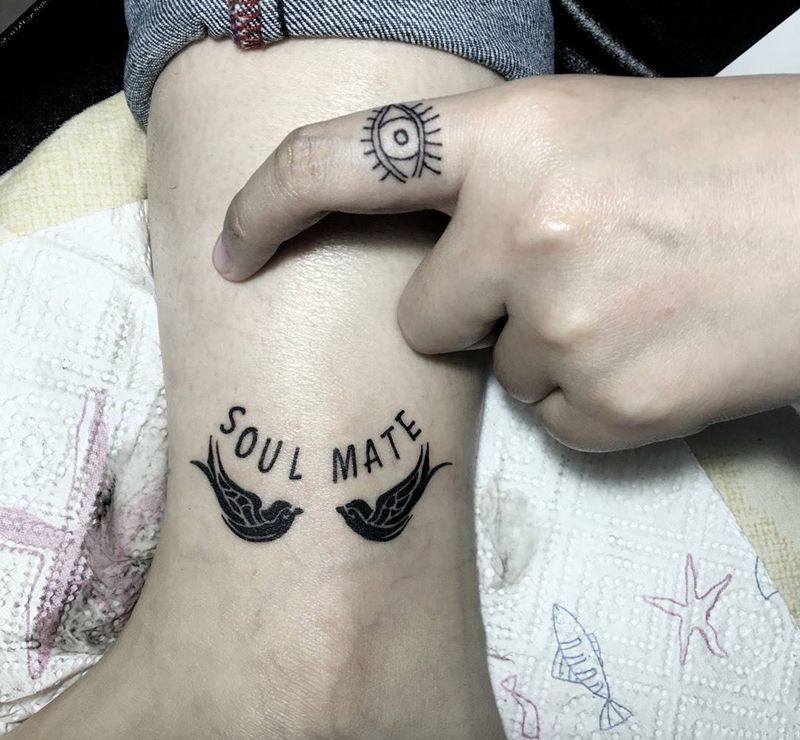 小小小的辣眼睛纹身图片