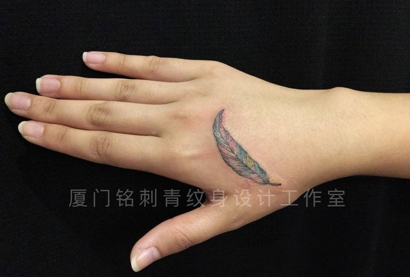 迷你水彩羽毛纹身图片