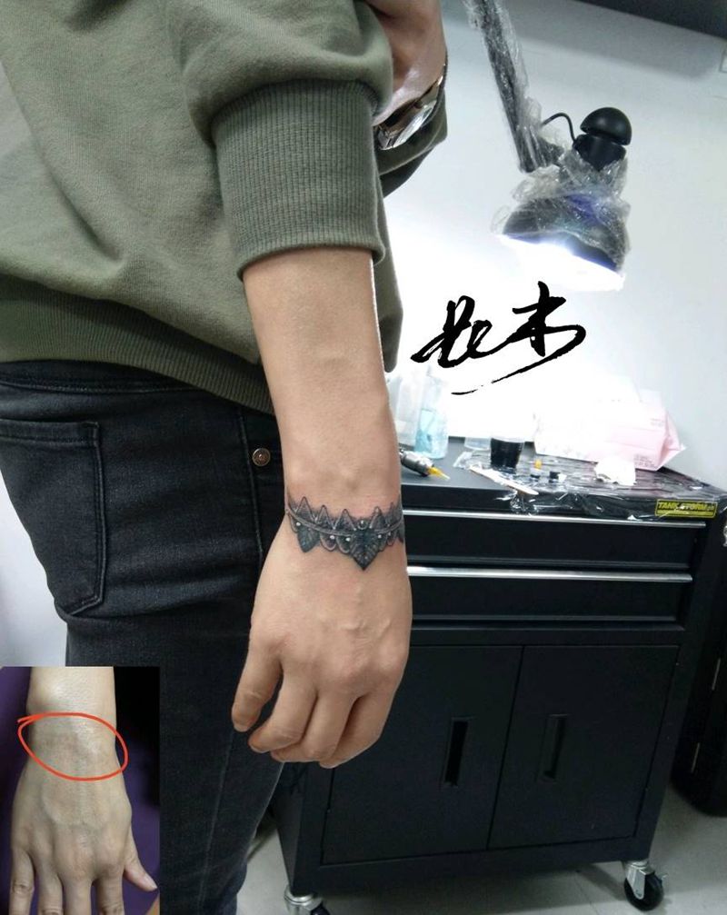 客人带着妈妈过来遮盖陈年疤痕～纹身图片_手部点刺几何纹身图案