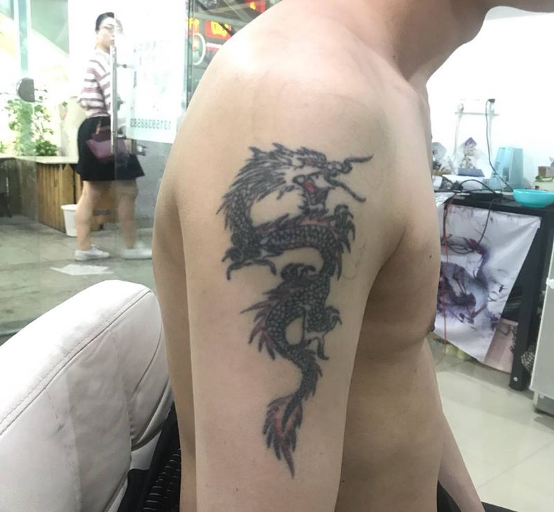 大臂添加龙纹身图片