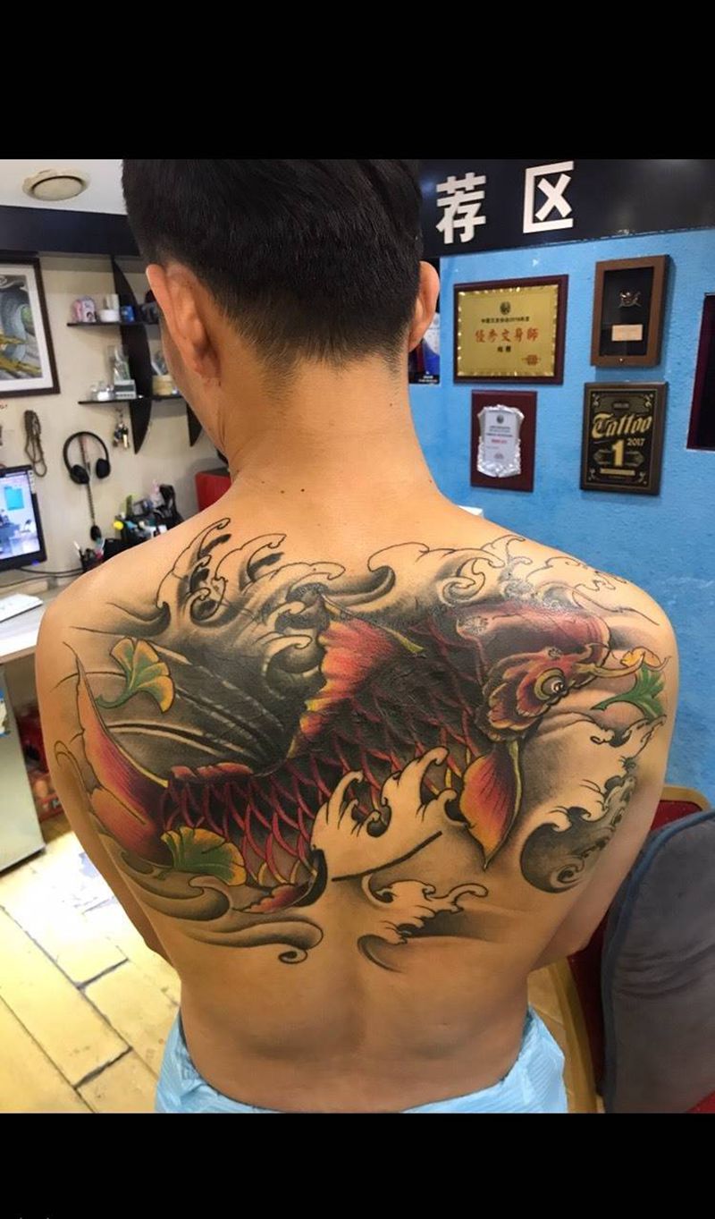 后背遮盖鲤鱼纹身图片