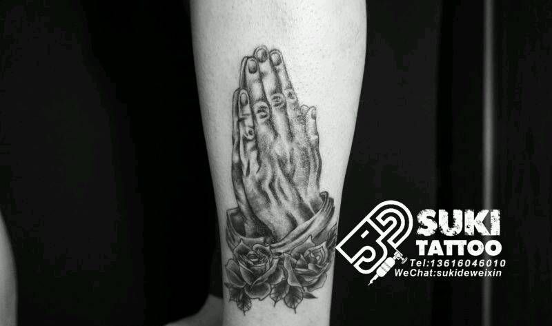 祈祷手和玫瑰纹身图片_腿部传统写实成品纹身图案