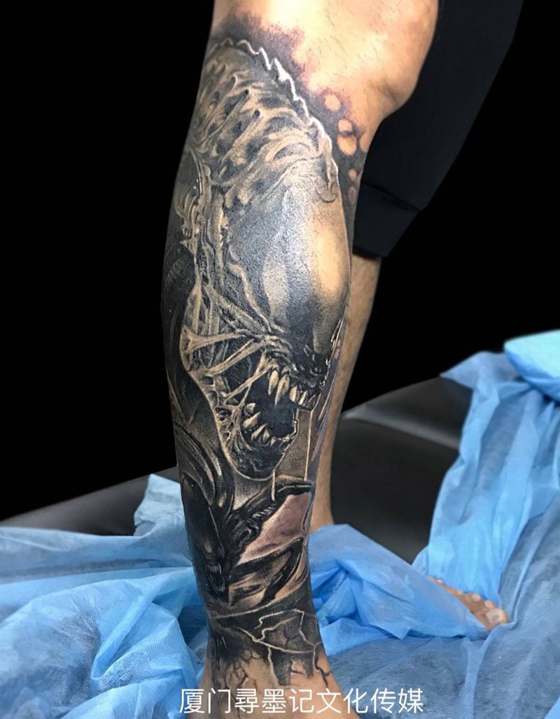 异形纹身图片_脚部腿部欧美写实水墨厦门机械异形纹身图案