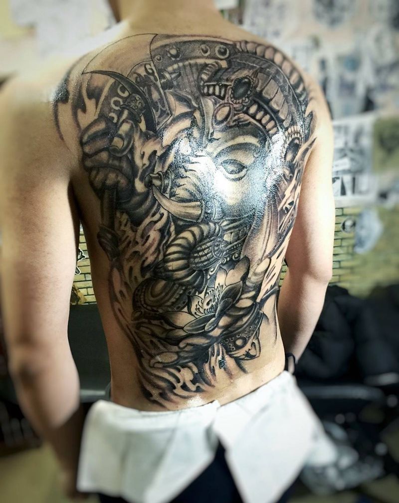 神像招福，帅哥纹了满背迷倒多少小妹，坏人百米不敢近身，很能抗，两次干完了纹身图片