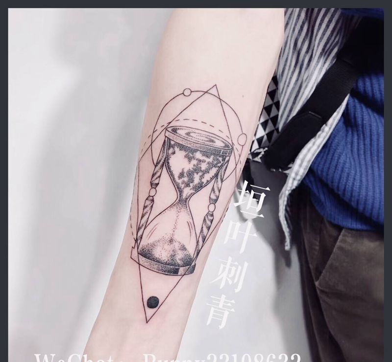 ⏳纹身图片_手臂几何纹身图案