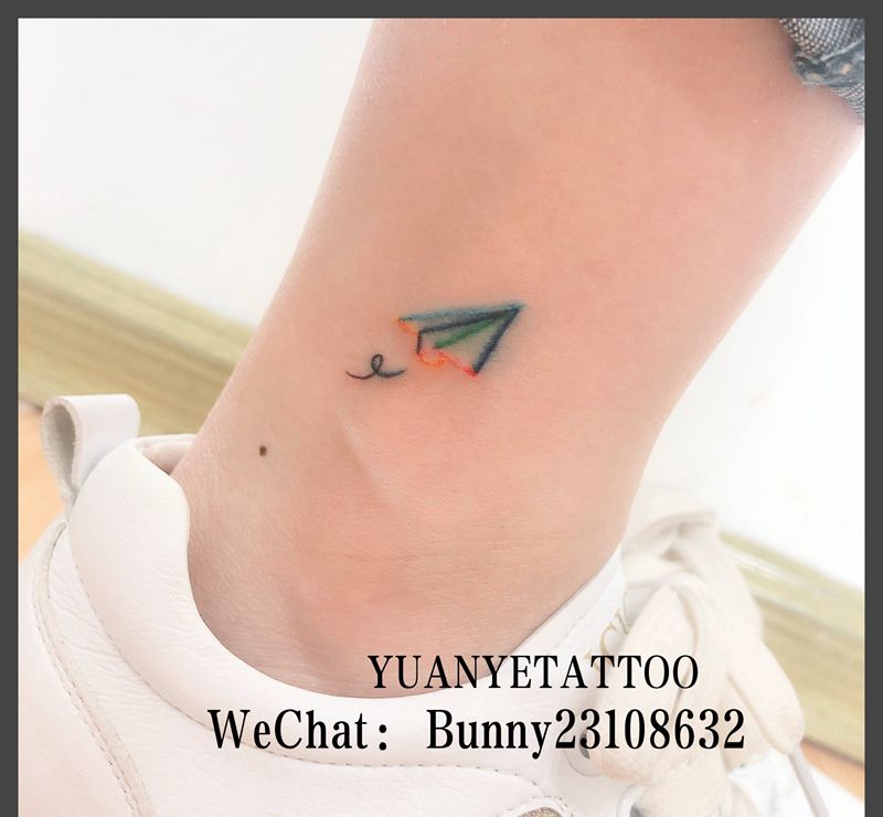纸飞机纹身图片_腿部纹身图案