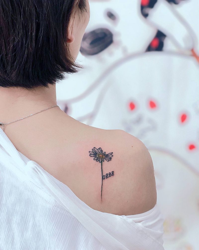 小雏菊纹身图片_肩部纹身图案