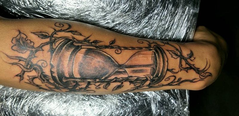 沙漏纹身图片_手臂欧美静物成品纹身图案