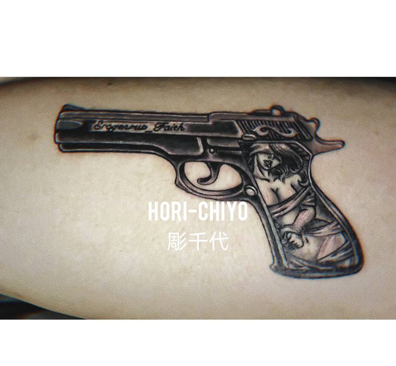 OldGun&被丝带捆绑的女人纹身图片_腿部欧美写实纹身图案