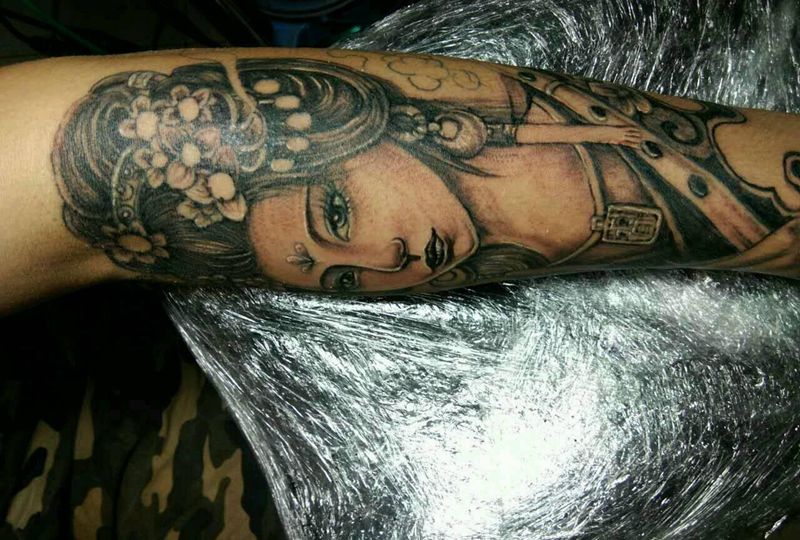 美人包小臂纹身图片_手臂传统人物成品纹身图案