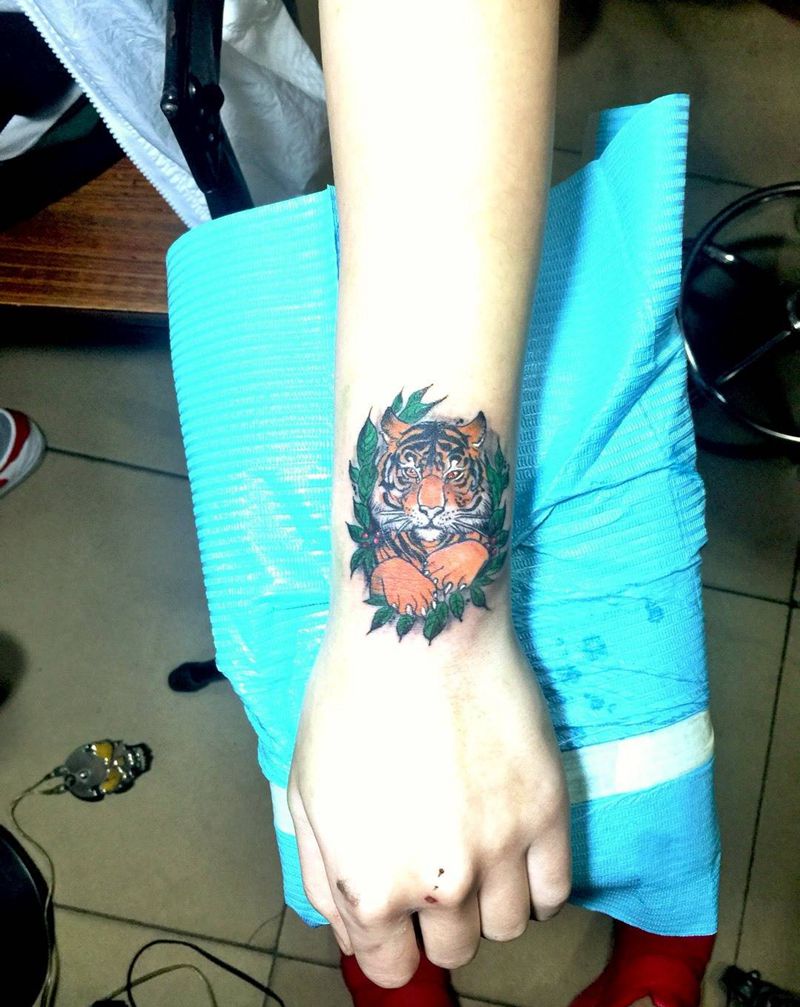 手臂小老虎，很小眼睛看不到了纹身图片