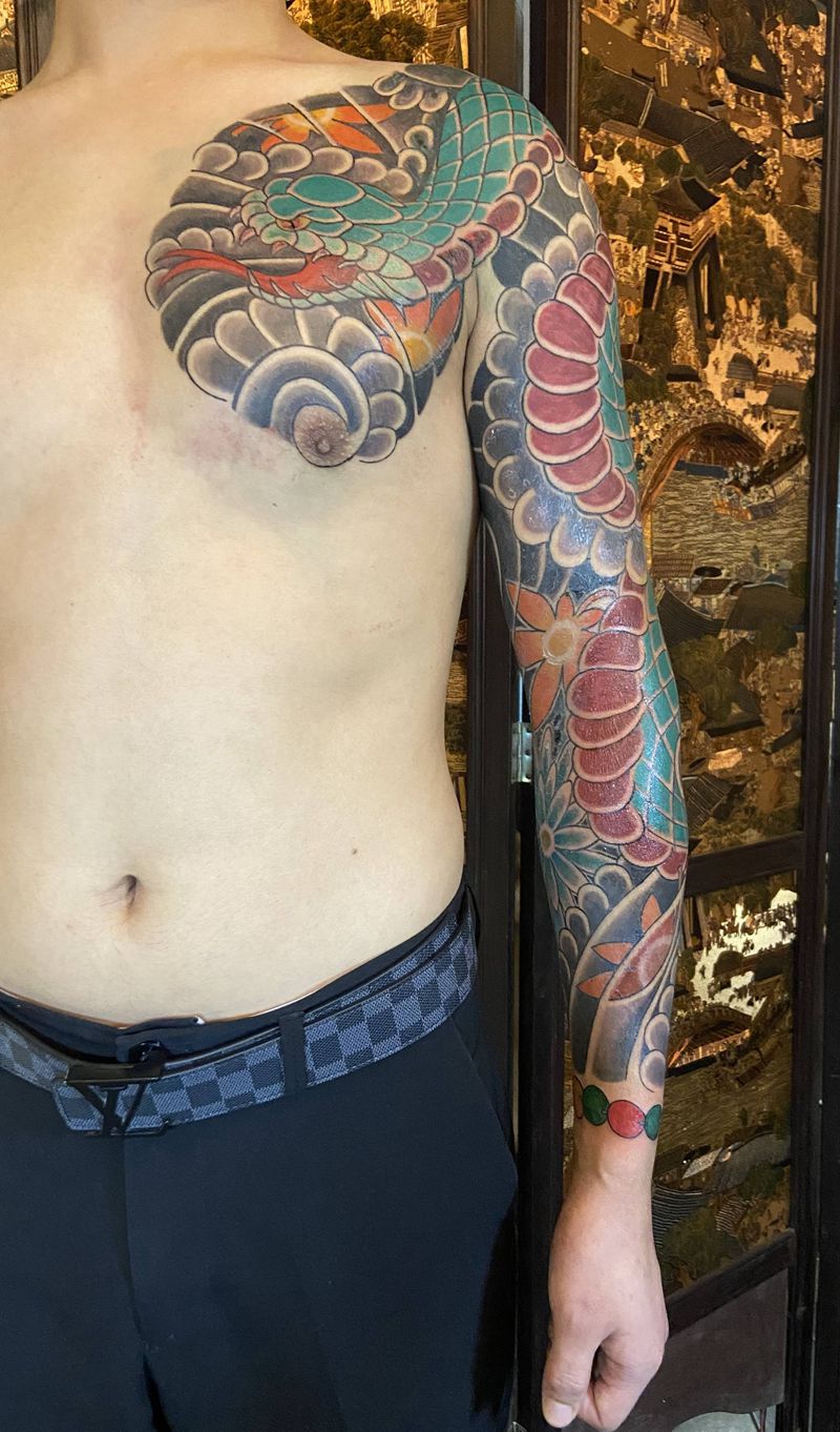 原创传统花臂半胛・蛇と枫と菊纹身图片_手臂胸部老传统纹身图案