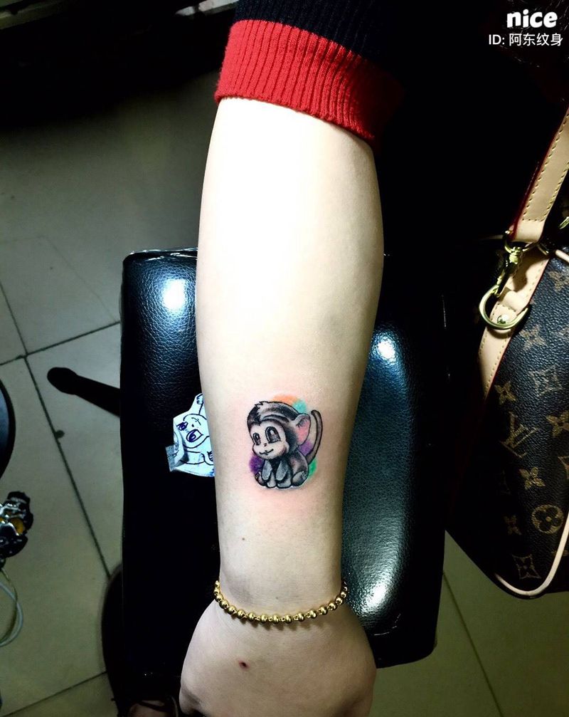 报警，有人虐狗，美女把汉字遮盖了感觉很棒，又把对象叫来一起遮盖纹身图片