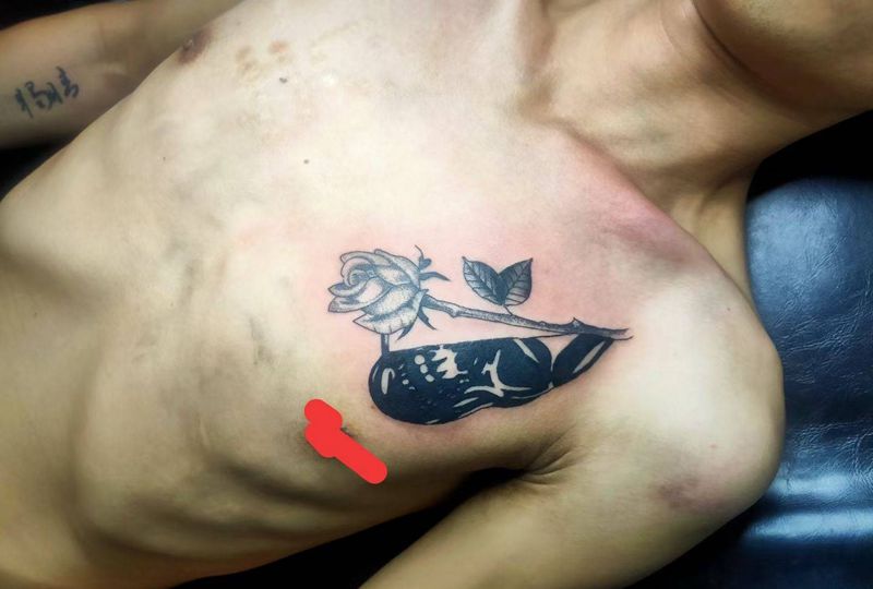 骷髅玫瑰纹身图片_胸部纹身图案