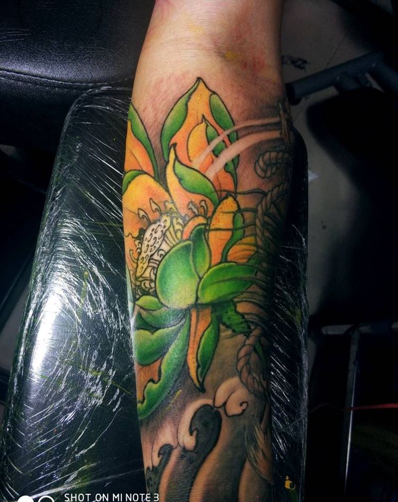 般若荷花包小臂纹身图片_手臂新传统纹身图案