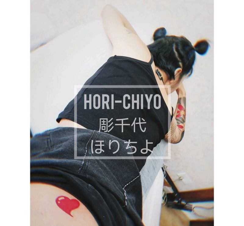 手绘小心心❤️纹身图片_臀部纹身图案